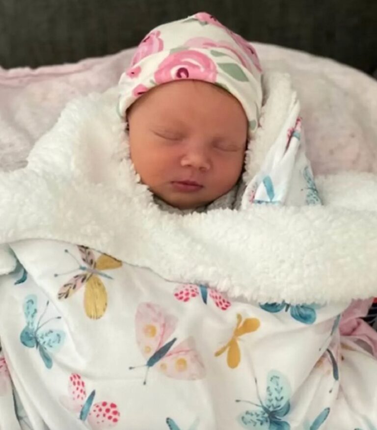 Brandweerman vindt baby in babybox