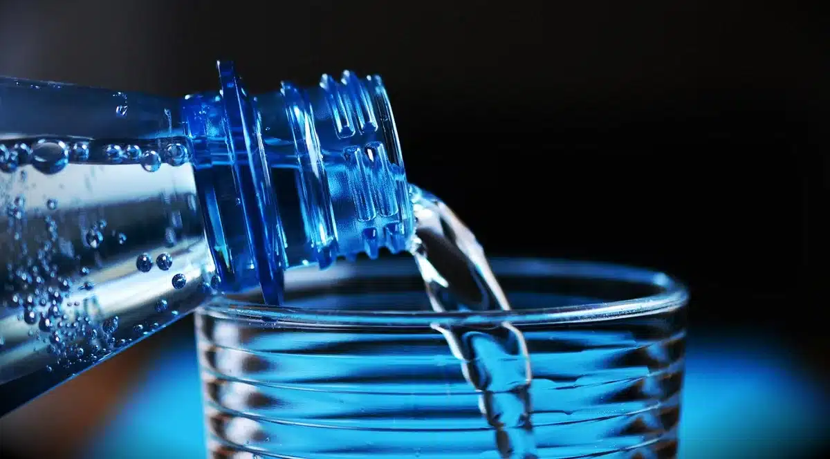 Deelnemer test hydratatieproducten op een looptestbaan