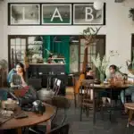 Anonieme werkgroep rond tafel met notities en een spiraalschets