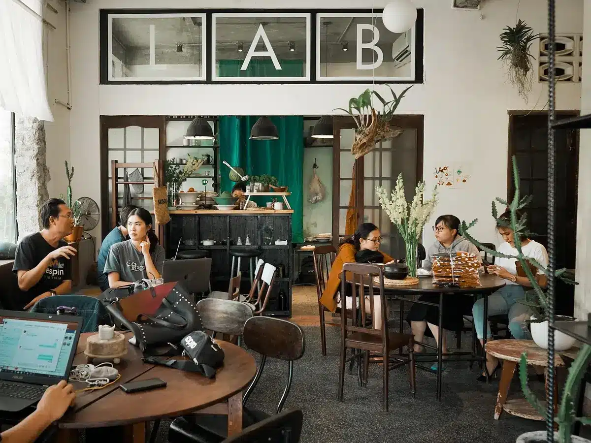 Anonieme werkgroep rond tafel met notities en een spiraalschets